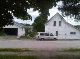 BALSAM LAKE 4 BED ROOM COTTAGE, hotel sa parkingom u gradu Kavarta Lejks