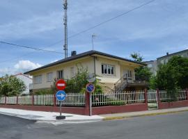 Casa completa e independiente en centro de Melide, üdülőház Melidében