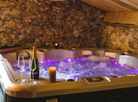 La Ferme de Beauregard SPA -LANARCE 07660 - jacuzzi et sauna, будинок для відпустки у місті Ланарс