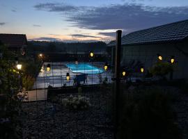Koniec Świata domek z basenem, מלון בסטארה סאדי