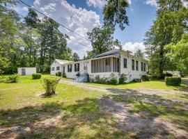 Historic Augusta Getaway with Screened Porch!, hotell i Augusta