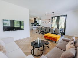 Brand new bright luxurious villa in Amsterdam!, villa em Amsterdã