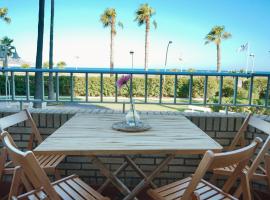 Bonito apartamento en primera línea de playa, hotel in Motril