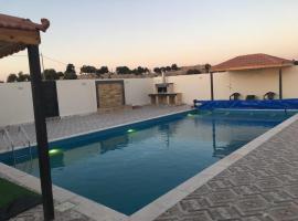 Poolside Perfection - Private Pool & BBQ, cabana o cottage a Irbid