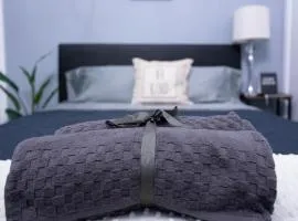 Hampton's Getaway with parking & self check in