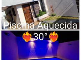 A Casa Linda Com Piscina Aquecida churrasqueira wifi pertinho da praia em Itanhaém, hotel en Itanhaém