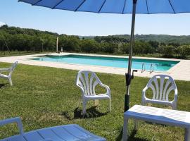Spacious and beautifully situated gite with large pool and lots of privacy, hotel en Salviac
