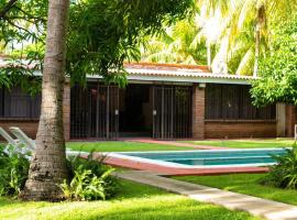 San Diego Beach House, near La Lib and Surf City, hotel conveniente a La Libertad