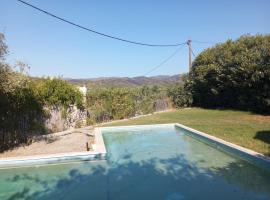 Villa Frangipani with large private pool, Rhodes, hotell i Lardos