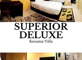 NEW KESUMA VILLA EXCLUSIVE STAY, quarto em acomodação popular em Parit Raja