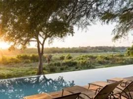 Luxury Lodge on Sabie River at Kruger Gate!