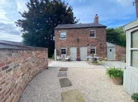 Grooms Cottage next to Sheriff Hutton Castle: Sheriff Hutton şehrinde bir otel