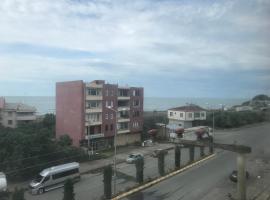 Sahil kenarı merkeze yakın ferah, hotel in Arsin
