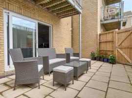 Dzīvoklis Beautiful 3 Bed Apartment - Large Outside Terrace & Parking - The Perfect Choice For Families, Small Groups & Contractors - Close To Ventnor Beach pilsētā Ventnora