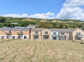 Meadow View - A Beautiful 3 Bed Apt With Stunning Countryside Views & Parking - Close To Ventnor, Shanklin & Sandown - 5 mins To Beach - Ideal For Friends, Families, & Business Stays - Dog Friendly - 17, ξενοδοχείο σε Ventnor