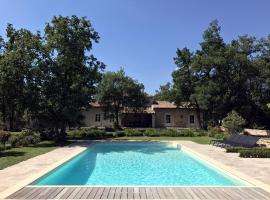 La Bergerie Provencale - Luberon - Provence - villa with heated pool, hotel para famílias em Roussillon