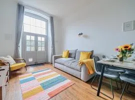 County House Escape - courtyard & free parking