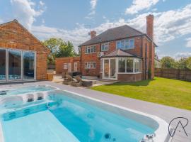 Chic Home, Hot Tub, Hydro Pool & Gym - 15 Mins to Windsor, Ferienhaus in Warfield
