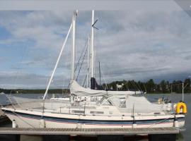 Lovely Sailingboat room near center, hotel en Helsinki