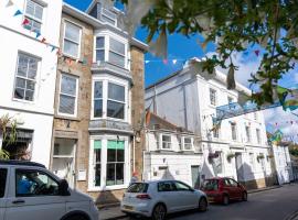Stunning Central Penzance apartment with sea views, Hotel in Penzance