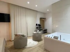 Luxury - 5 Stars - Suite with a jacuzzi 70's rooms