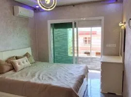 Appartement moderne haut standing avec balcon et clim à 2 min de la plage