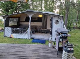 Cozy private caravan on our lawn, semesterboende i Luleå