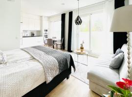 Cozy studio, easy access to Helsinki and near shopping center, self catering accommodation in Helsinki