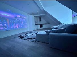 stunning cinematic 2 bed, hotel in Hendon