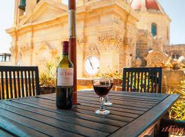 A pretty apartment in a Gozo village square, hotel en Victoria