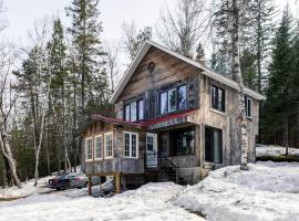 Charming Cottage In a Peaceful Forest & Calm River, cabin in Sainte Béatrix