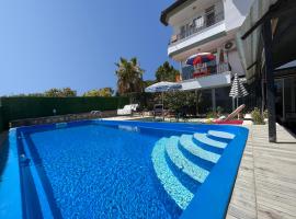 Family Villa with Pool on SeaSide, hotel amb piscina a Demre