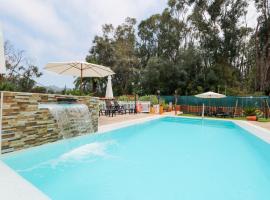 Majestic Mountain Villa with heated pool, hotel with parking in Moya