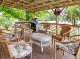 Quaint Warsaw Getaway with Covered Porch and Kayaks!, kotedžas mieste Warsaw