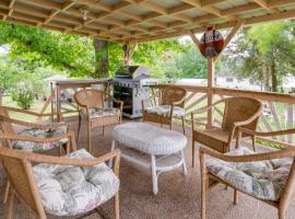 Quaint Warsaw Getaway with Covered Porch and Kayaks!, hotell sihtkohas Warsaw