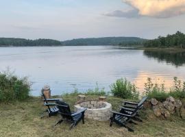 Downeast Maine Waterfront Farmhouse with Stunning Views on the Canadian Border, hotel met parkeren in Calais