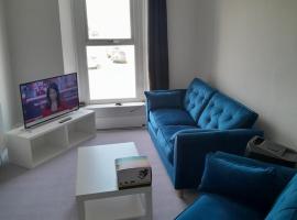 Conveniently located, newly refurbished flat (sleeps 4), hotell i Pembrokeshire