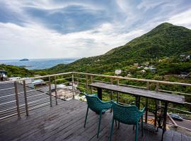 Shabby Home 28, pet-friendly hotel in Jiufen