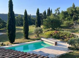 Maison privée style provençal، فندق في Grane