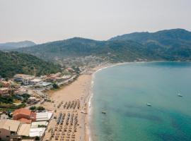 Delfini Resort, huoneistohotelli kohteessa Agios Georgios Pagon