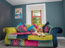 Tig Cottage - a rural, quirky, pet friendly 2 bedroom cottage near Ballantrae, cheap hotel in Ballantrae