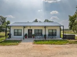 La Casita: Hot-tub & Firepit, 15 min to Fred!