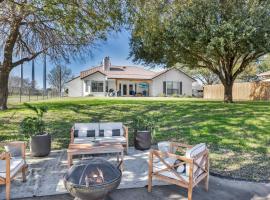 Lakefront Paradise with Firepit, hotel in Marble Falls