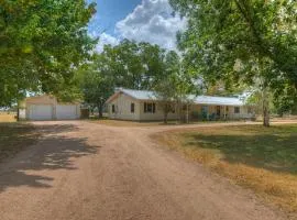 Spacious Home - Fire Pit, BBQ and Outdoor Seating!
