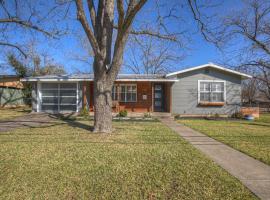 Luxury Mid Century Charmer Near Historic Main St, hotel in Fredericksburg