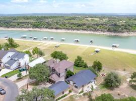 Luxury Lakefront Home-Private Dock - Dipping Pool!, villa en Spicewood