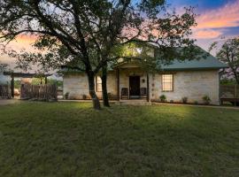 Luxury Home with Fire Pit & Hill Country Views, hotel u gradu 'Luckenbach'