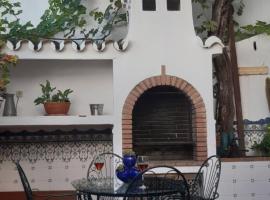 Casa Luciíta: Agradable con chimenea, patio y BBQ., villa í Ojén