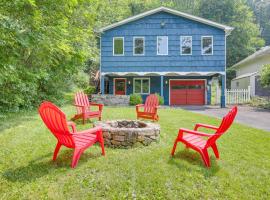 New Fairfield Home with Beach Access and Fire Pit，New Fairfield的度假住所