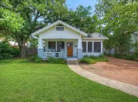 Luxury Combo Walk to Main with Hot Tub-Firepit